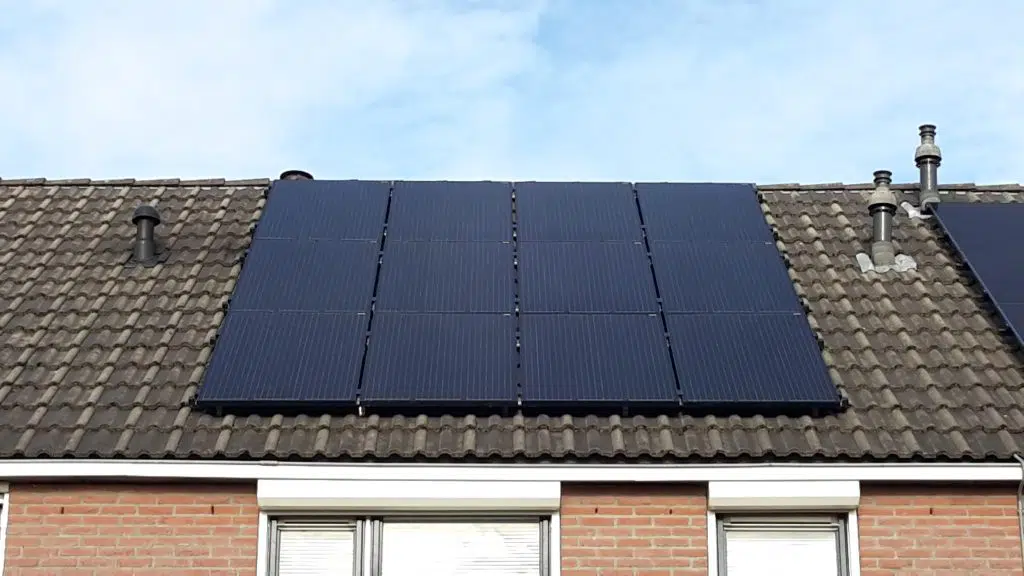 Zonnepanelen installatie op een dak